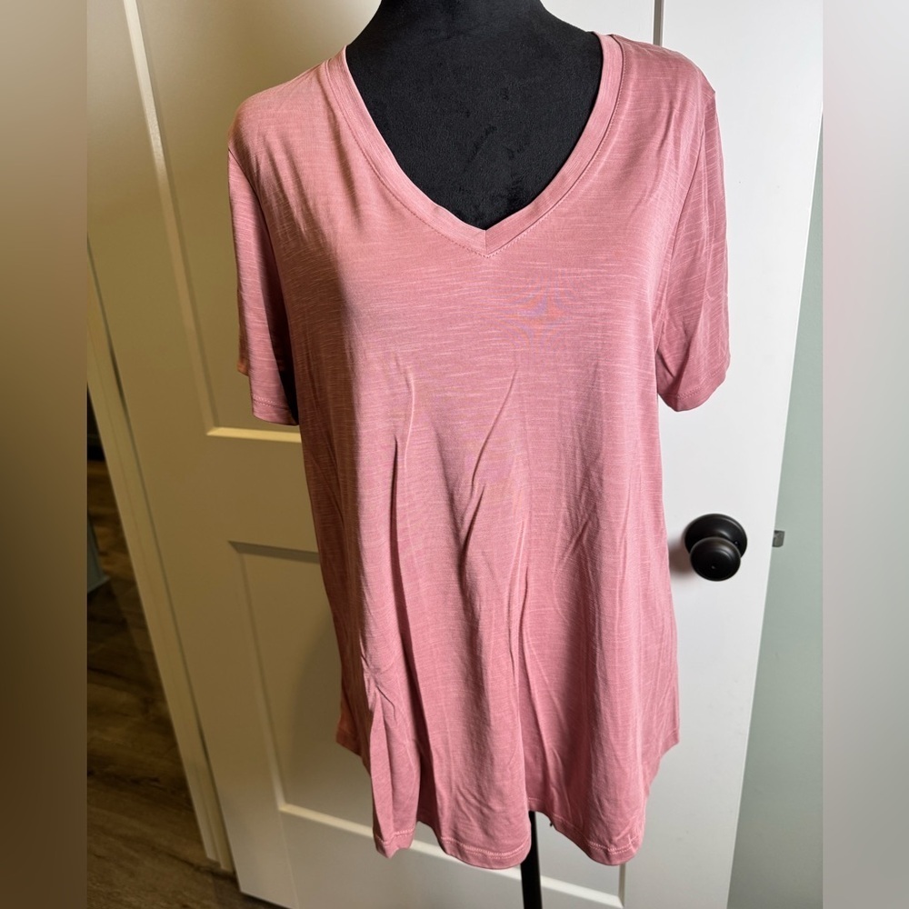 Mod Ref Essential Short Sleeve V-Neck Shirt w/ Back Pleat mauve